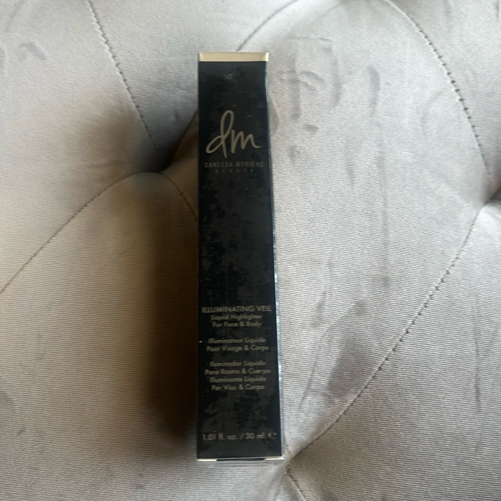 Illuminating Veil Liquid Highlighter for Face & Body.  NWT. color: Luna